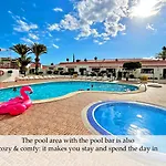 At The Beach, Sunny & 2 Heated Pools, Large Terrace, In Daire *