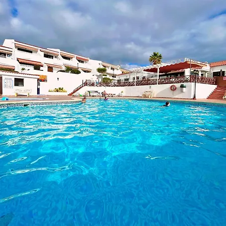 At The Beach, Sunny & 2 Heated Pools, Large Terrace, In شقة