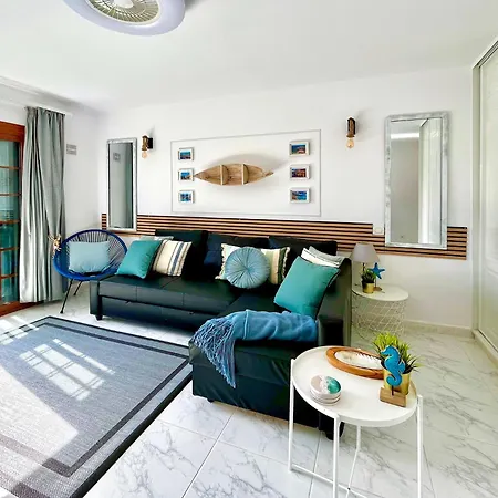 At The Beach, Sunny & 2 Heated Pools, Large Terrace, In Lägenhet