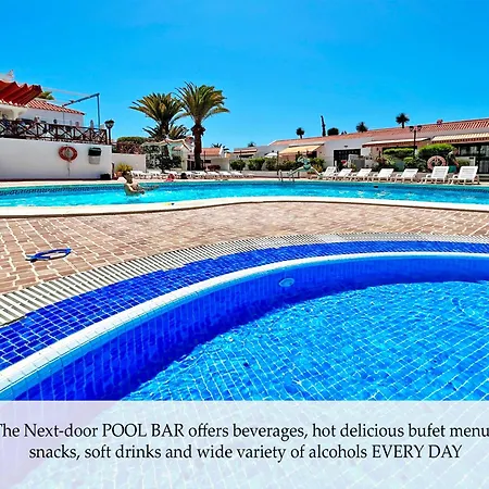 At The Beach, Sunny & 2 Heated Pools, Large Terrace, In Lägenhet *