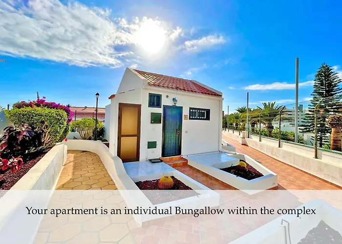 At The Beach, Sunny & 2 Heated Pools, Large Terrace, In شقة أذيخي