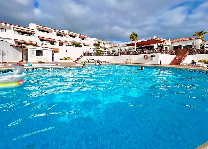 At The Beach, Sunny & 2 Heated Pools, Large Terrace, In شقة