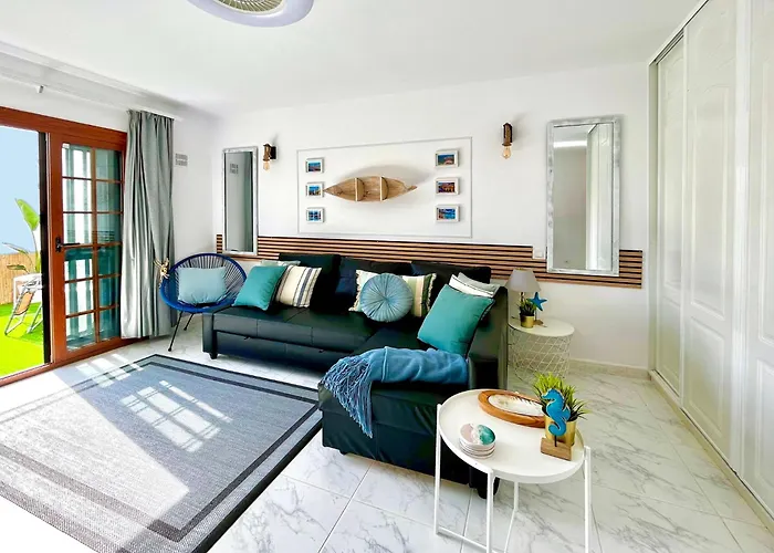 At The Beach, Sunny & 2 Heated Pools, Large Terrace, In شقة