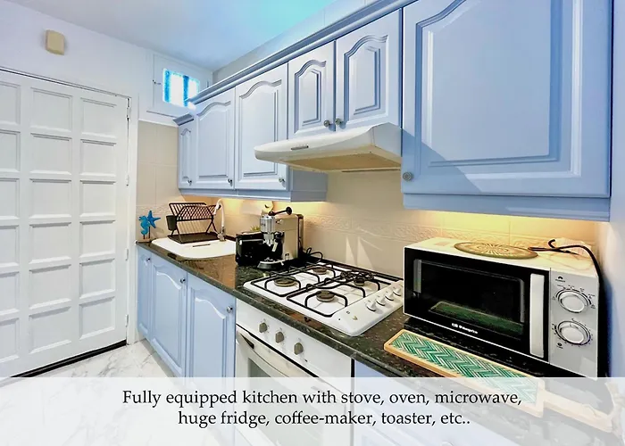 At The Beach, Sunny & 2 Heated Pools, Large Terrace, In شقة