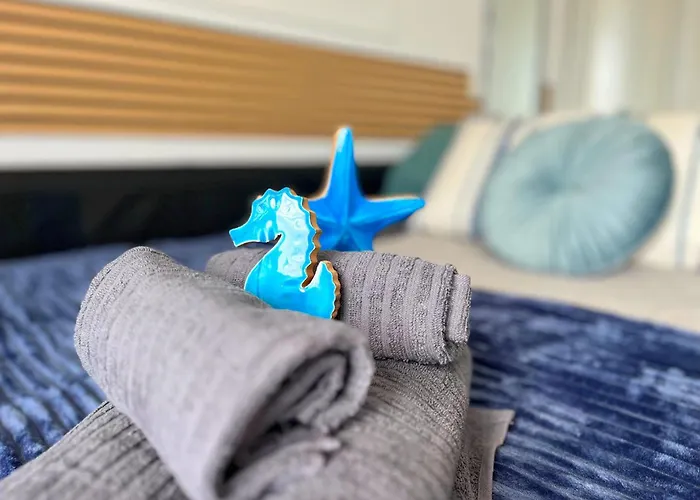 At The Beach, Sunny & 2 Heated Pools, Large Terrace, In شقة *