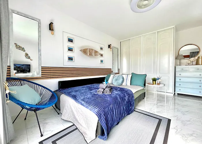 At The Beach, Sunny & 2 Heated Pools, Large Terrace, In أذيخي