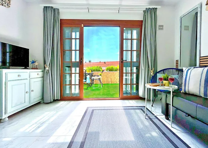 At The Beach, Sunny & 2 Heated Pools, Large Terrace, In شقة أذيخي